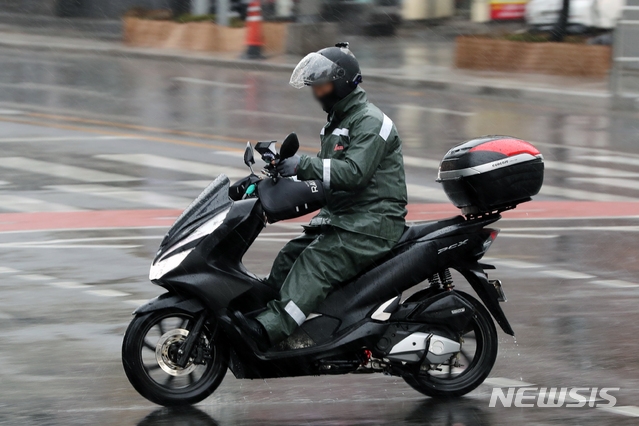  1일 서울 도심에서 라이더들이 비가 내리는 가운데 배달을 하고 있다.