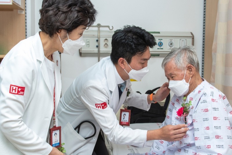 어버이날을 맞아 7일 김상일 병원장을 비롯한 에이치플러스 양지병원 의료진이 입원중인 70대 이상 어르신 100여명에게 카네이션을 증정하며 따뜻한 마음을 전했다.