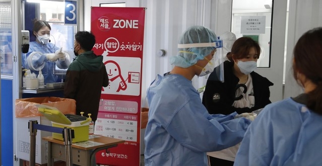  지난 7일 서울 시내 한 보건소 코로나19 선별진료소에서 시민들이 검사를 받고 있다. 