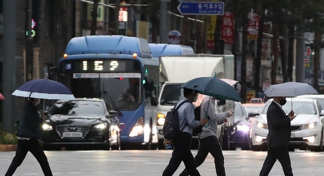봄비가 내리는 지난 4일 오전 서울 중구 을지로에서 시민들이 우산을 들고 출근길 발걸음을 재촉하고 있다. 