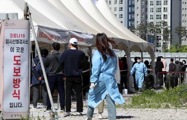 코로나19 신규확진자가 하루만에 다시 500명대를 기록한 9일 오전 서울 강서구 마곡8구역 공영주차장 임시선별검사소에 시민들이 검사를 받기 위해 줄을 서고 있다.