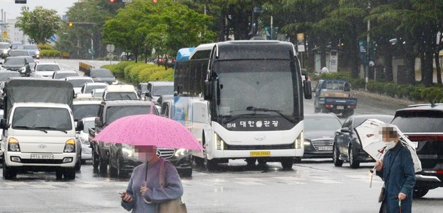 전북 전주시 덕진구 백제대로에서 우산을 쓴 시민들이 비를 맞으며 발걸음을 재촉하고 있다. 