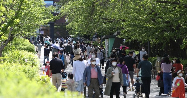 전국이 대체로 맑은 날씨를 보인 25일 오후 과천 서울대공원에서 나들이객들이 북적이고 있다.