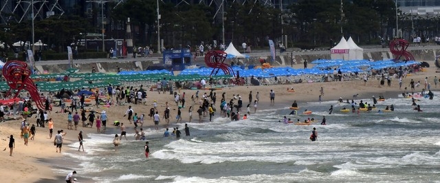 부산지역에 사흘째 폭염주의보가 발효 중인 지난 11일 해운대해수욕장을 찾은 시민과 관광객들이 물놀이를 즐기고 있다. 
