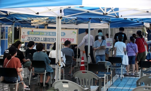 0시 기준 1674명의 신규 코로나19 확진자가 발생한 29일 서울 은평구보건소에 설치된 선별진료소에서 시민들이 검사를 받기 위해 대기하고 있다. 