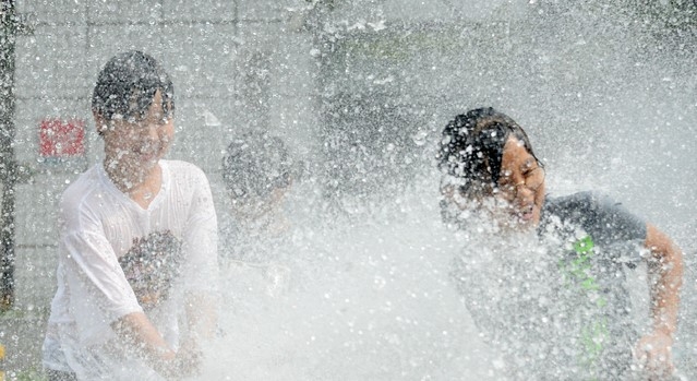 전국적으로 폭염이 연일 이어지고 있는 지난달 29일 전북 전주시 오거리문화광장 분수대에서 어린이들이 물놀이를 하며 즐거워하고 있다.