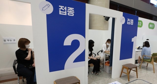 지난 9일 서울 시내 한 코로나19 예방접종센터에서 시민들이 백신을 맞고 있다. 