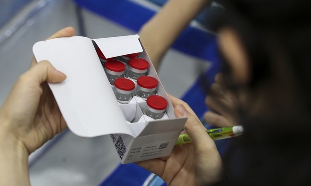 60~74세 백신 미접종자에 대한  백신 예방접종이 시작된 5일 오전 서울 동작구보건소에서 의료진이 상급병원으로 보낼 아스트라제네카 백신을 확인학 있다.