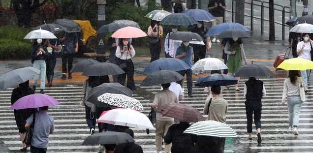  출근길 비가 내린 지난 18일 오전 서울 용산역 앞에서 우산을 쓴 시민들이 발걸음을 재촉하고 있다.