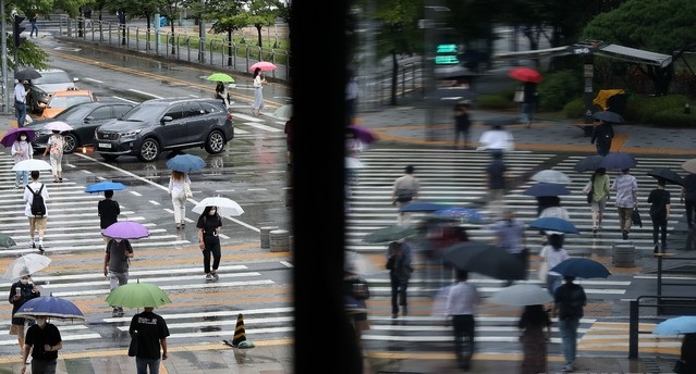 출근길 비가 내린 지난 18일 오전 서울 용산역 앞 시민들이 횡단보도를 건너고 있다. 