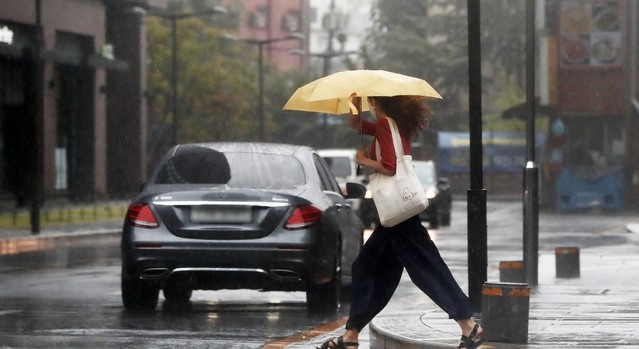 전국적으로 많은 비가 내린 지난 21일 서울 종로구 한 거리에서 한 시민이 우산을 쓴 채 발걸음을 재촉하고 있다. 