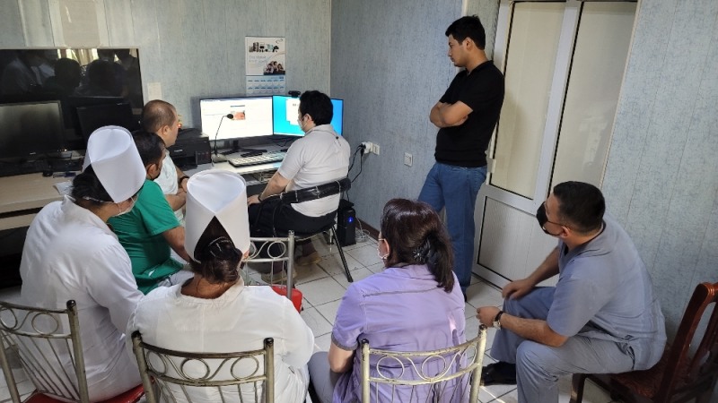 우즈베키스탄 코칸트 병원에서 현지 의료진에게 원격의료시스템 라임팀에 대해 설명하는 모습