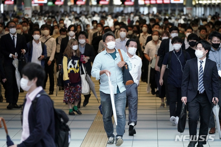1일 일본 도쿄에서 마스크를 쓴 출근길 시민들이 시나가와역 통로를 걷고 있다. 일본 정부는 코로나19 확산 방지를 위해 수도 도쿄도 등에 발령했던 긴급사태와 중점조치를 이날 해제하고 '위드 코로나'로 방역 체계를 전환했다.