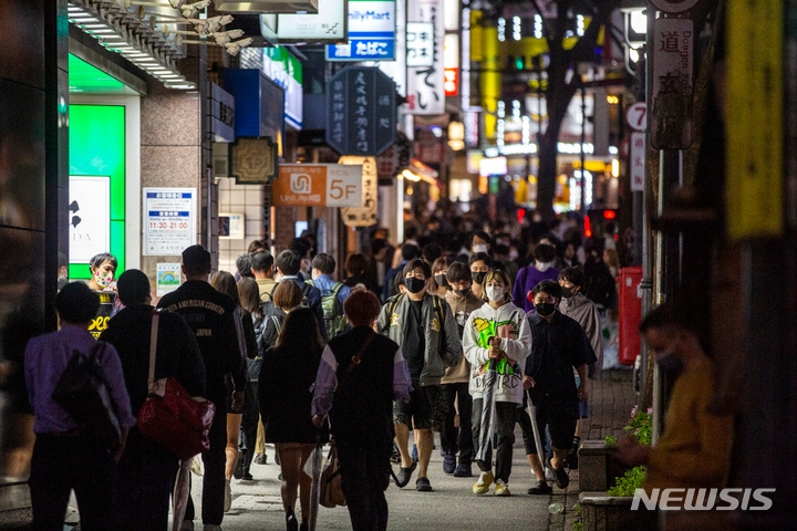 일본에서 기승을 부리던 코로나19에 새로 걸리는 환자가 크게 줄어드는 가운데 1일 밤 수도 도쿄의 번화가가 인파로 붐비고 있다. 이날부터 도쿄를 포함한 19개 도도부현에 내린 긴급사태 선언이 풀렸다. 