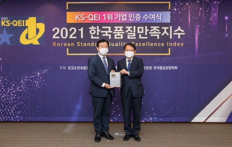 에몬스가구 김경수 회장(왼쪽)이 강명수 한국표준협회 회장으로부터 '2021 한국품질만족지수 1위' 인증패를 받고 기념촬영을 하고 있다.