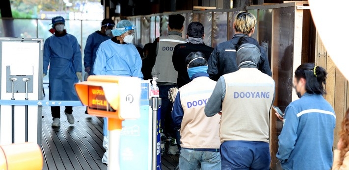 지난 3일 오전 서울 송파구보건소 선별진료소를 찾은 시민들이 코로나19 검사를 하기 위해 줄지어 서 있다. 
