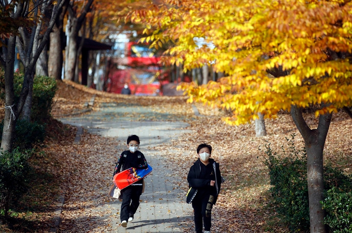  맑은 날씨를 보인 지난 3일 광주 북구 일곡 제1근린공원 산책로가 단풍으로 물든 가운데 아이들이 가을 정취를 느끼며 걷고 있다. (사진=광주 북구 제공)