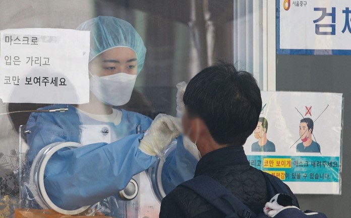 코로나19 신규 확진자가 2,344명으로 집계된 5일 오전 서울 중구 서울역 광장 임시선별검사소에서 시민이 검사를 받고 있다. 