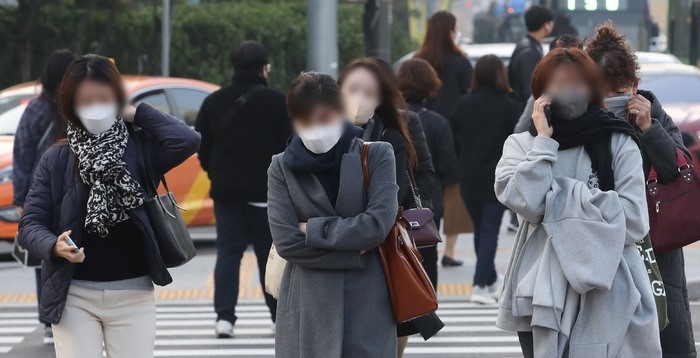 쌀쌀한 가을 날씨를 보이는 지난 2일 오전 서울 종로구 광화문 네거리에서 직장인들이 겉옷을 걸치고 출근하고 있다. 