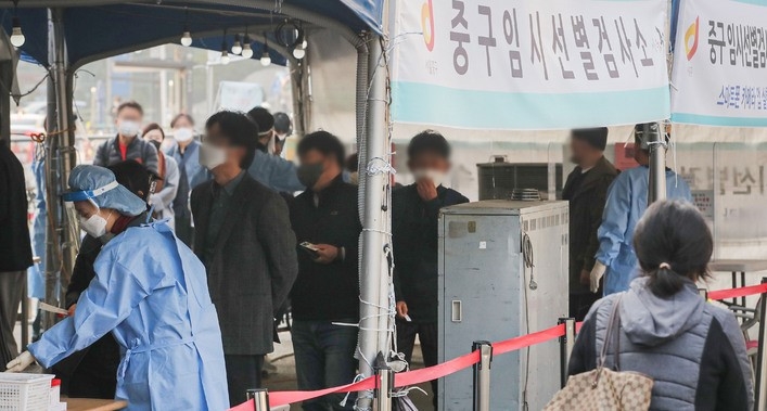 지난 5일 오전 서울 중구 서울역 광장 임시선별검사소에서 시민들이 검사를 받기 위해 대기하고 있다.