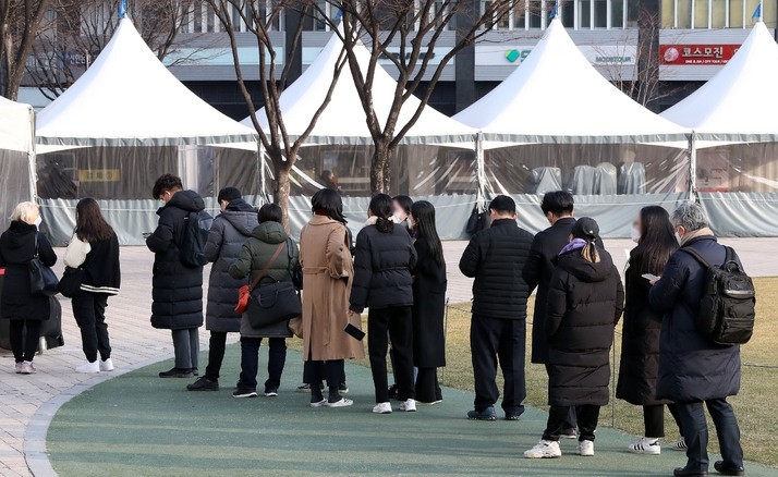 코로나19 신규 확진자가 6,919명으로 집계된 23일 오후 서울 중구 서울광장 임시선별검사소에서 시민들이 검사를 받기 위해 대기하고 있다. 