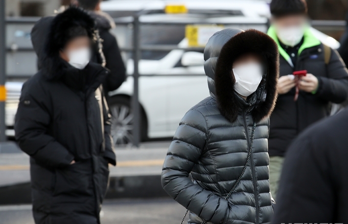 영하권 추운 날씨가 이어지는 지난 7일 오전 서울 종로구 세종대로 인근에서 시민들이 이동하고 있다.