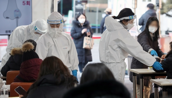8일 오후 서울 강남구 보건소 선별진료소에서 구청 관계자들이 신속항원검사를 하는 시민들을 안내하고 있다. 