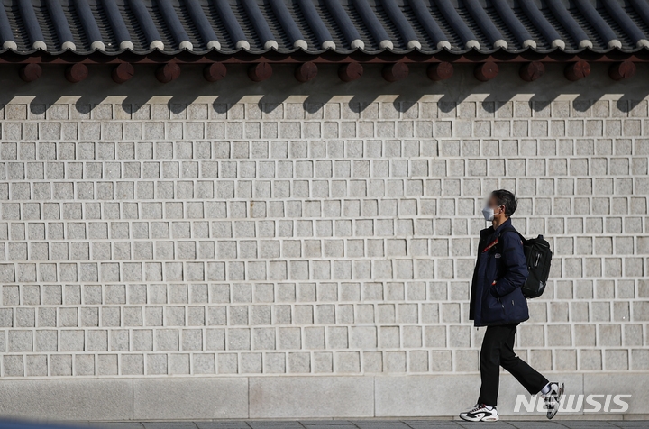서울 최고 날씨가 8도까지 오르는 등 비교적 포근한 날씨를 보인 지난달 24일 오전 서울 종로구 경복궁을 찾은 시민이 이동하고 있다.