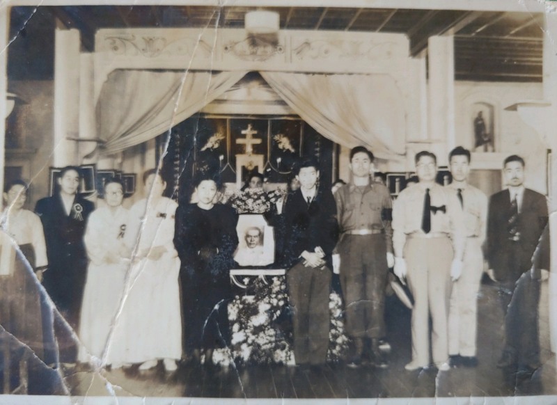 안중근 의사 차남인 안준생 장례식에서의 안성녀 여사(왼쪽에서 네 번째, 사진출처 : 안성녀오항선추모기념사업회)
