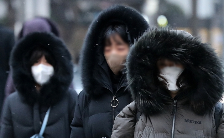 영하권 날씨를 보인 지난 15일 오전 서울 종로구 세종대로사거리 인근에서 시민들이 이동하고 있다. 