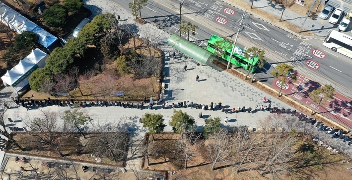 지난 2일 오전 서울 관악구 낙성대공원 임시선별검사소에서 시민들이 검사를 받기 위해 대기하고 있다.