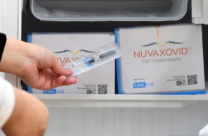 노바백스 백신 접종이 시작된 지난달 14일 오후 서울 양천구보건소에서 의료진이 접종 준비를 하고 있다. (공동취재사진)