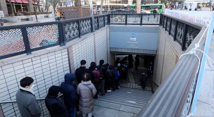 코로나19 신규확진자수가 사흘 연속 20만명 대를 기록한 6일 오전 서울 송파구 선별진료소에서 시민들이 지하보도를 통해 코로나19 검사를 받기 위해 길게 줄지어 서 있다.