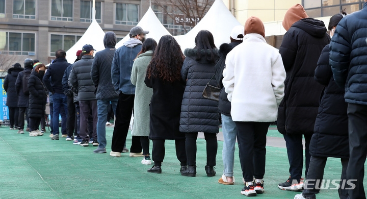 지난 7일 오전 서울 송파구보건소 선별진료소를 찾은 시민들이 검사를 받기 위해 대기하고 있다. 
