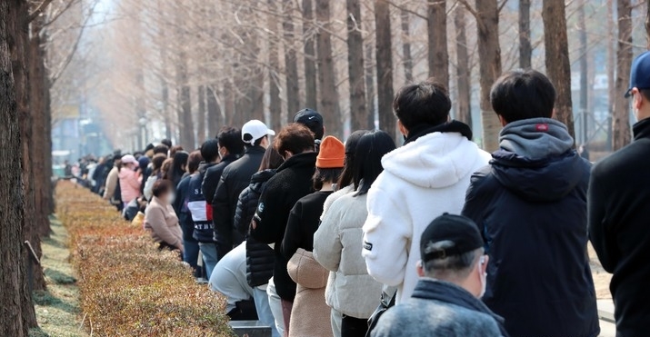 지난 9일 부산진구 송상현광장에 설치된 임시선별검사소를 찾은 시민들이 진단검사를 받기 위해 길게 줄을 선 채 차례를 기다리고 있다.