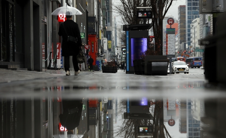 전국에 비가 내린 지난 13일 서울 강남역 일대에서 우산을 쓴 시민들이 발걸음을 재촉하고 있다. 
