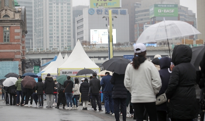  코로나19 신규 확진자가 35만 190명으로 집계된 13일 서울 중구 서울역에 마련된 임시선별검사소에서 시민들이 검사를 받기 위해 줄을 서고 있다. 