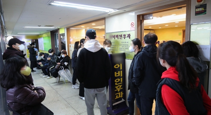 병의원 등 의료기관에서 신속항원검사 양성 판정을 받으면 추가 유전자증폭(PCR) 검사 없이 확진자로 인정되는 첫 날인 지난 14일 오후 서울 시내 한 이비인후과 병원이 검사 받으려는 고객들로 붐비고 있다. 