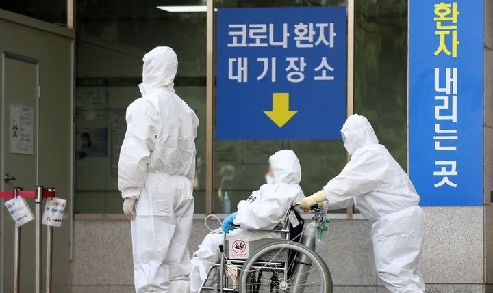  0시 기준 코로나19 위중증 환자가 1244명, 중증환자 병상 가동률이 64.2%로 집계된 16일 오후 서울 은평구 서울시립서북병원에서 의료진들이 환자를 이송하고 있다.