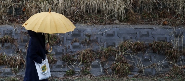 비가 내린 지난 14일 오후 서울 서초구 양재시민의숲을 찾은 시민들이 우산을 쓴 채 이동하고 있다.