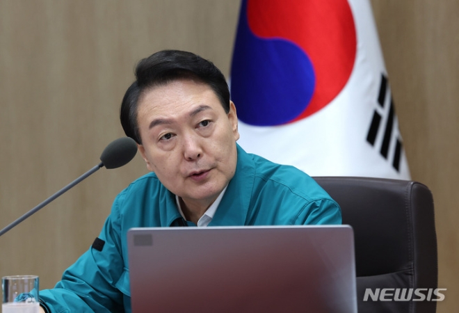 윤석열 대통령이 22일 서울 용산 대통령실에서 열린 을지 국무회의를 주재하고 있다. (사진 = 뉴시스)