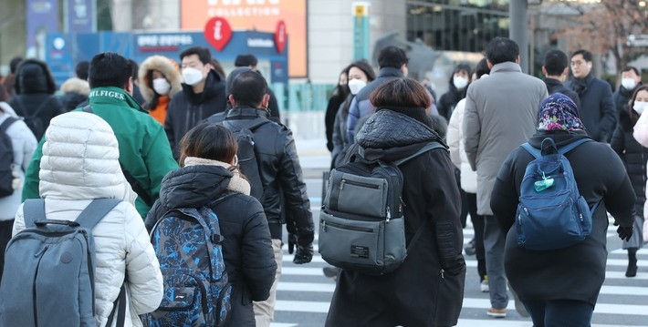 수도권 지역에 한파특보가 내려진 지난 1일 오전 서울 종로구 광화문네거리 인근에서 시민들이 두꺼운 겉옷을 걸치고 신호를 건너고 있다.