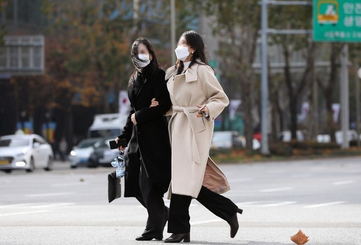 찬바람이 불면서 초겨울 날씨를 보인 지난달 29일 오후 서울 강남구 한 거리에서 시민들이 칼바람을 맞으며 길을 걷고 있다.