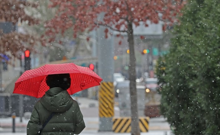 눈이 내린 지난 6일 오전 서울 중구 한 거리에서 우산을 쓴 시민이 이동하고 있다.