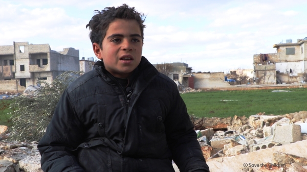 지진으로 무너진 집을 탈출한  시리아의 아동이 당시의 상황을 이야기 하고 있다 ⓒ 세이브더칠드런 제공