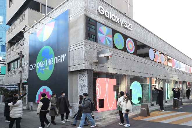 삼성전자는 서울 성수·홍대·연남 일대에 ‘갤럭시 S23 시리즈’를 마음껏 체험할 수 있는 ‘갤럭시 스튜디오’를 오픈했다고 14일 밝혔다. 사진은 서울 성동구 성수동에서 운영 중인 '갤럭시 스튜디오 성수'의 전경. 삼성전자는 갤럭시 S23 시리즈와 지역의 문화를 함께 경험할 수 있도록 '로컬 투어' 컨셉을 도입했다. (사진 = 삼성전자 제공)