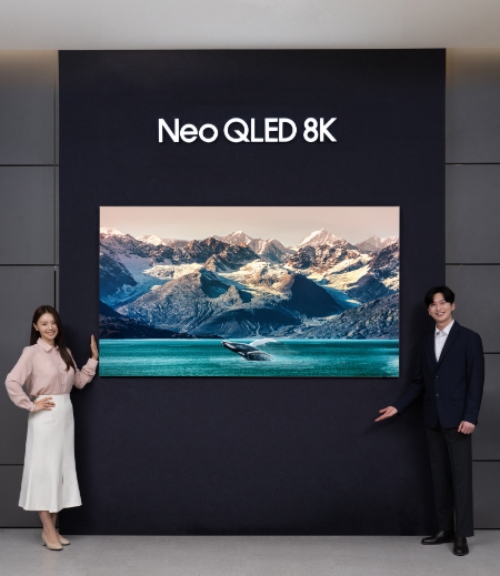 삼성전자는 Neo QLED·OLED TV 등 2023년형 TV 신제품 공식 출시에 앞서 오는 21일부터 다음달 8일까지 사전 판매를 진행한다고 밝혔다. 사진은 삼성전자 모델이 서울 대치동에 위치한 삼성 디지털프라자 대치본점에서 2023형 Neo QLED 8K 85형 제품을 선보이는 모습. (사진 = 삼성전자 제공)
