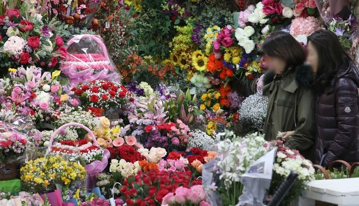 절기 우수인 지난 19일 오후 서울 서초구 양재 꽃시장에서 시민들이 꽃을 고르고 있다. 