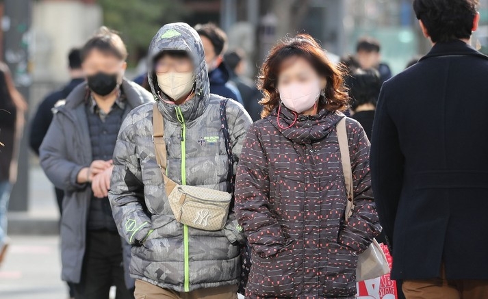 전국에 다시 꽃샘추위가 찾아온 전날 오전 서울 종로구 광화문역 인근에서 직장인들이 두꺼운 옷을 입고 이동하고 있다.