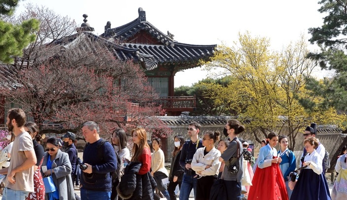 지난 21일 오후 서울 종로구 창덕궁 낙선재를 찾은 관람객들이 봄나들이하고 있다.